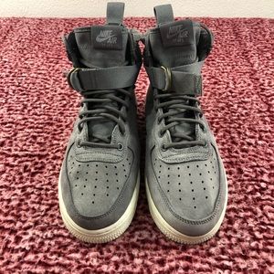 😊💕🌸 Host Pick 🌸💕😊 - Men’s Nike Air Force 1 Mid Gunsmoke Shoes